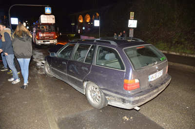 Weinstadt-Endersbach: Pkw knallt mit ueberhoehter Geschwindigkeit innerorts gegen Laterne